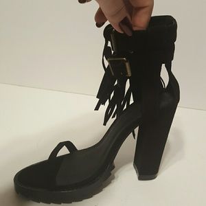 Plomo Marie. Black suede high heels with fringe.